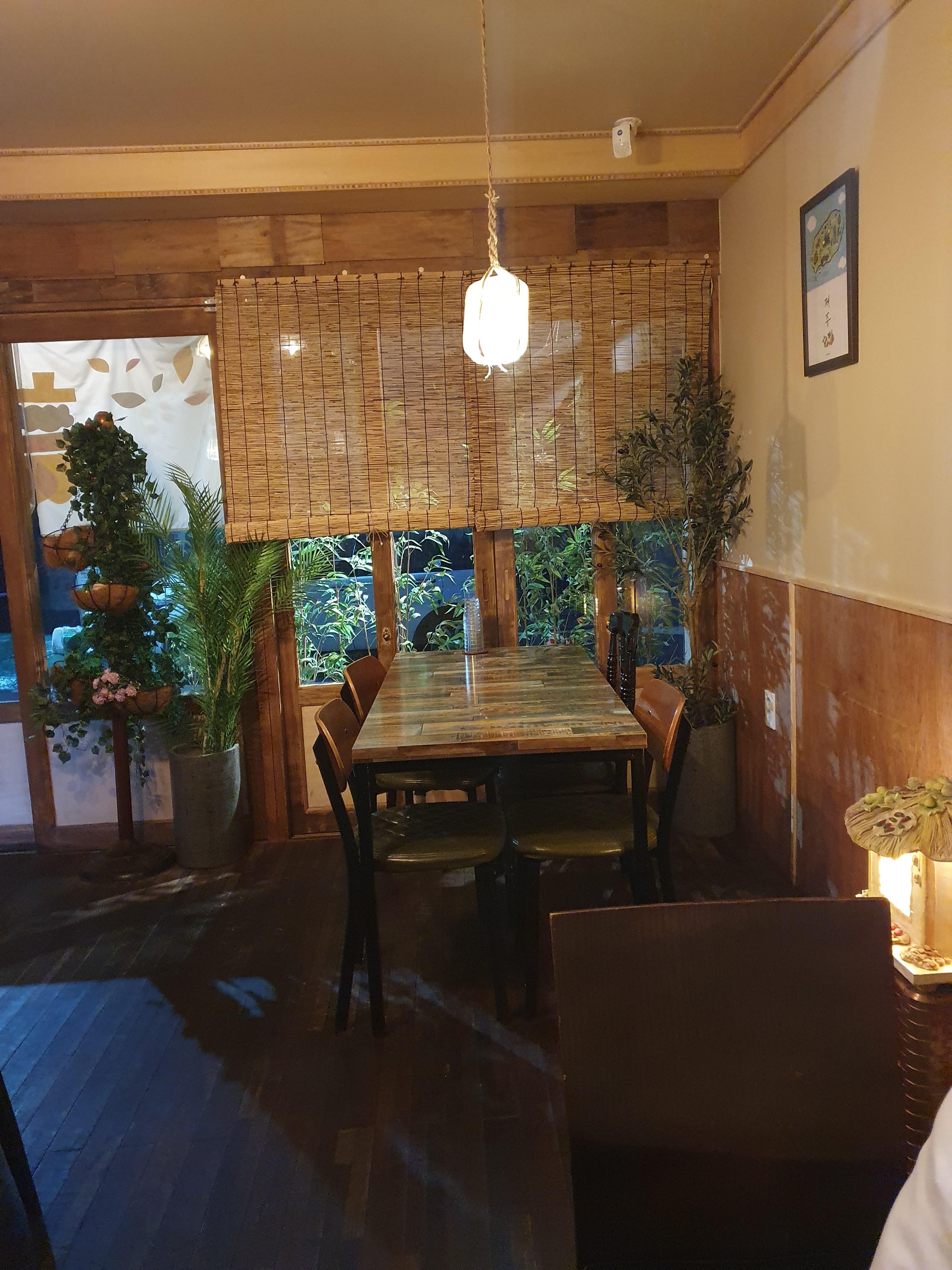 대전 갈마동 맛집 밥한톨 한식당 실내 사진