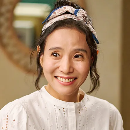 흰 티에 머리를 손수건으로 묶은 무인도의 디바 송하정