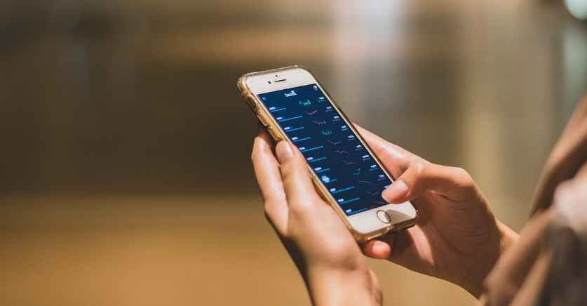 금 시세를 모바일로 간편하게 볼 수 있지만, 간편함 뒤에 있는 위험성도 있습니다.