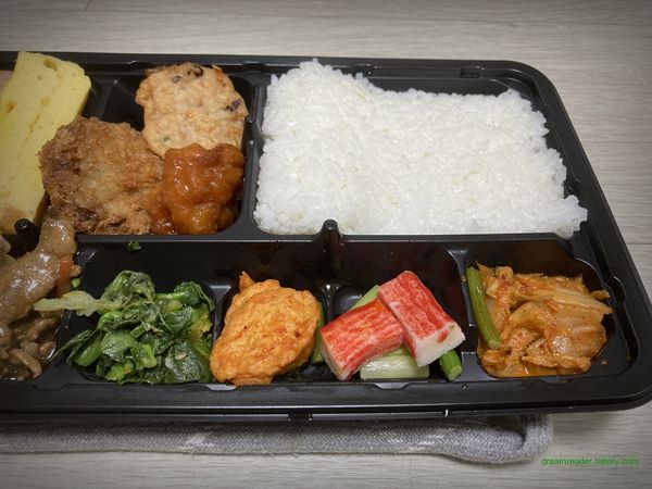 CU 편의점 백종원 완전한판정식 도시락 2022년 6~11월 반찬 구성
냉동 유채 나물, 어묵과 마늘 쫑, 게맛살 큰 잔치, 볶음 김치