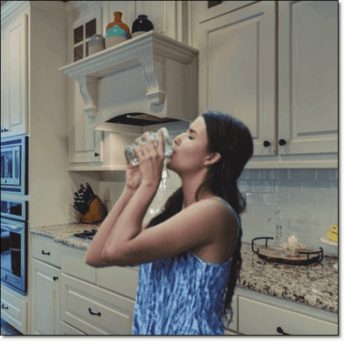 더위 먹어 심한 갈증으로 물마시는 여성