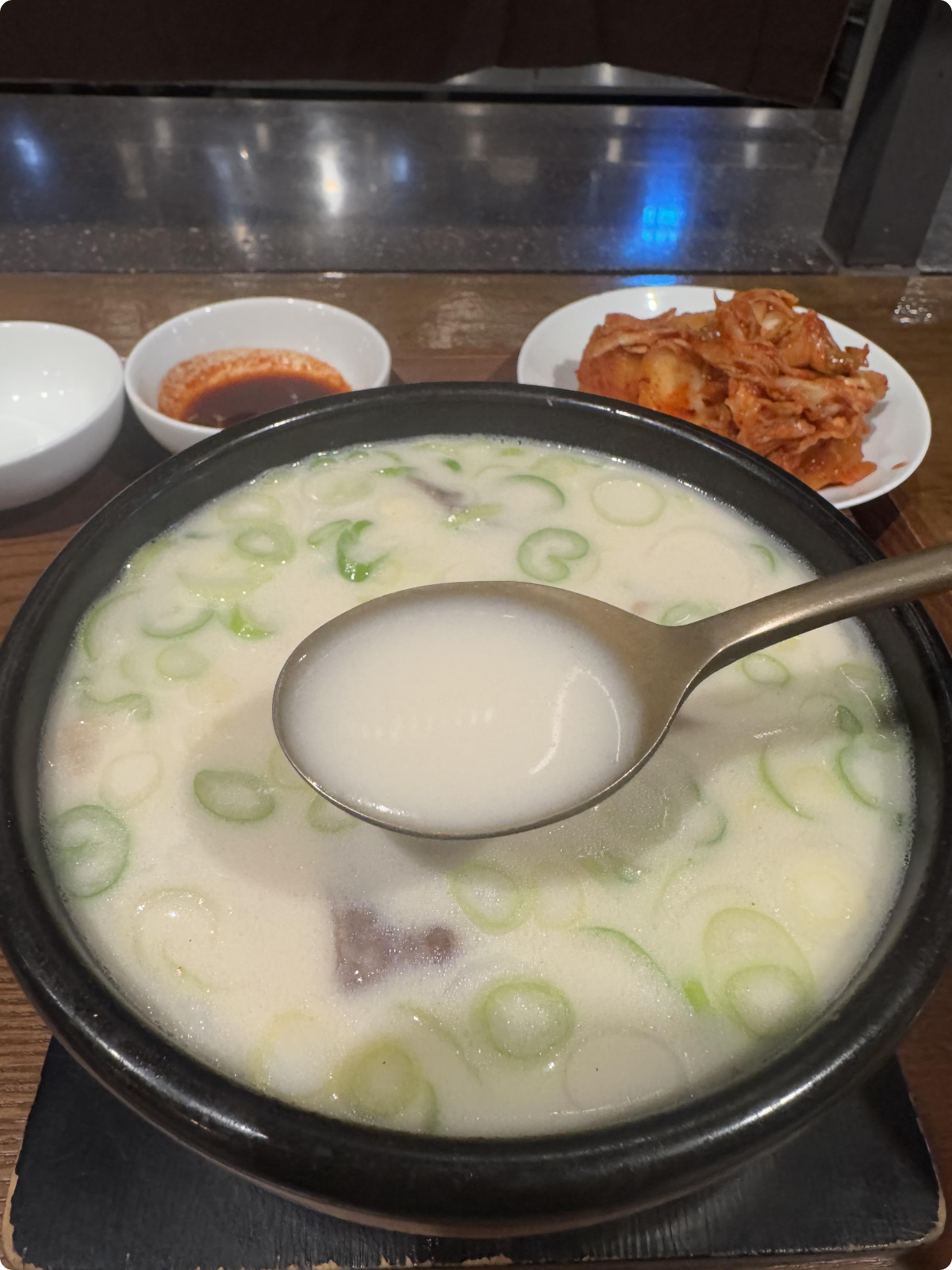 거대곰탕-진한-사골곰탕-국물-사진