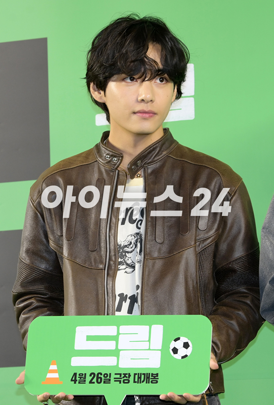 그룹 방탄소년단(BTS) 뷔(김태형)가 24일 오후 서울 강남구 삼성동 메가박스 코엑스에서 열린 영화 '드림'(감독 이병헌) VIP 시사회에 참석하고 있다. [사진=정소희 기자]