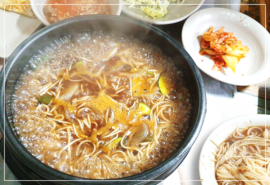 뚝배기에 팔팔 끓여 나오는 홍천 제일숯불구이의 된장소면 클로즈업