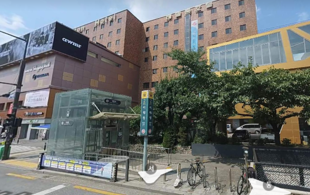 핼러윈 앞둔 이태원·강남역, 한산한 분위기…강화된 안전 관리로 조용한 불금