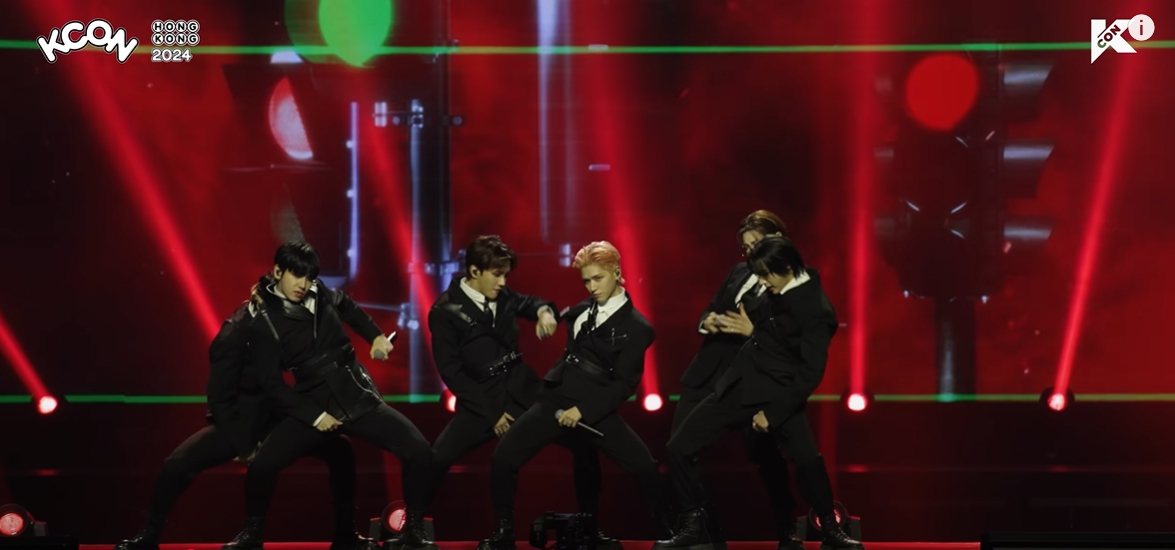 KCON HONG KONG 2024 무대에서 블랙 슈트를 입은 BOYNEXTDOOR 멤버 6인이 파워풀한 군무를 펼치는 장면.