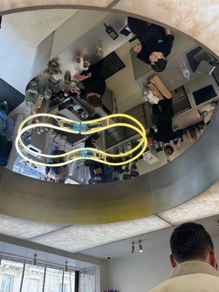 천장 거울 디테일. 매장 인테리어가 독특하다.