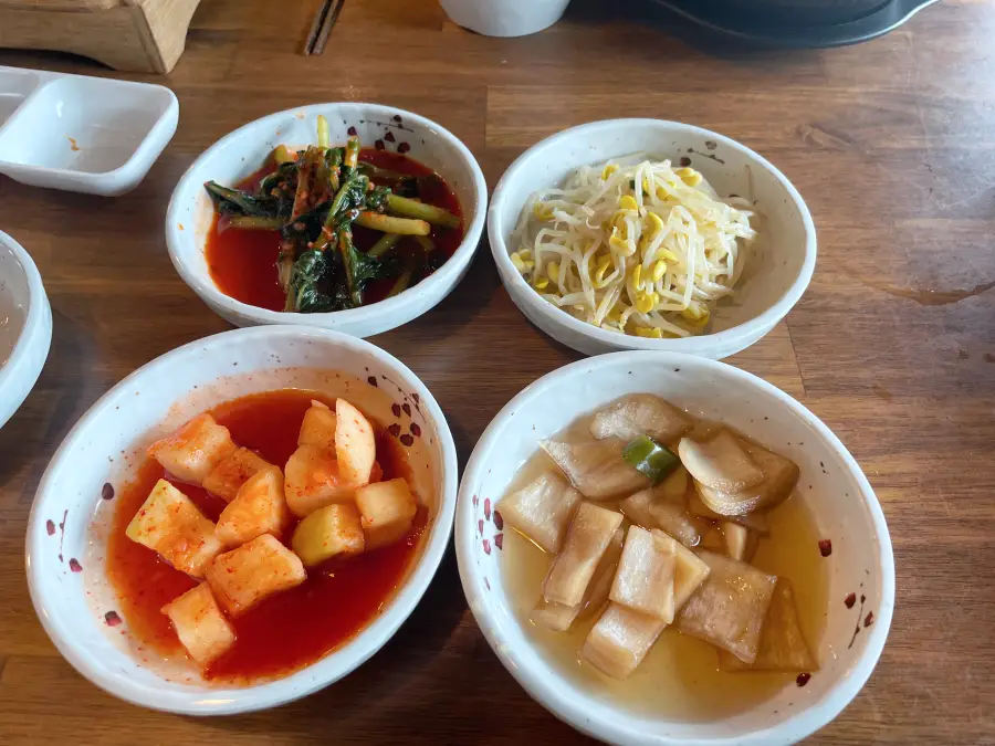 깍두기, 열무김치, 양파절임, 콩나물 밑반찬 모습