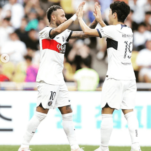 동료와 화이팅하는 이강인