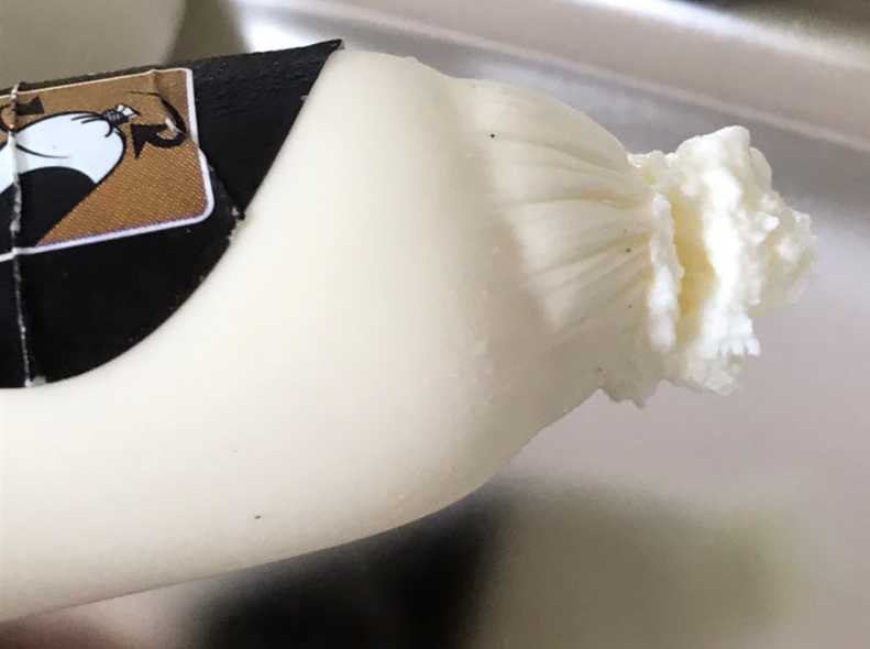 소시지처럼 생긴 입구를 돌려 열어서 짤 수 있는 방식의 크림치즈입니다.