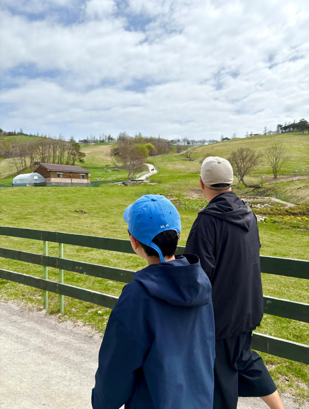 푸른-들판을-산책하는-아빠와-아들