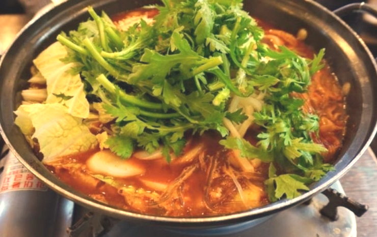 곱창전골-위에-쑥갓