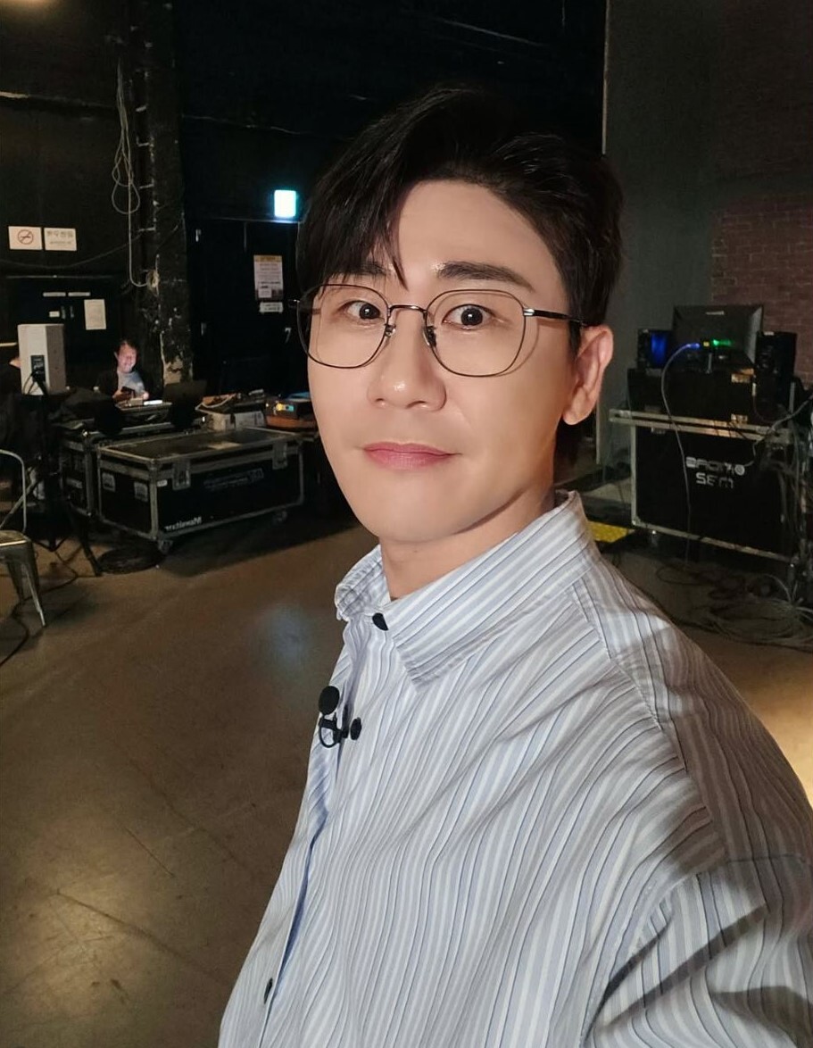 영탁, 셀카 한 장에 팬들 "세계사 교양녀 됐다"…tvN 벌거벗은 세계사 촬영 현장 공개