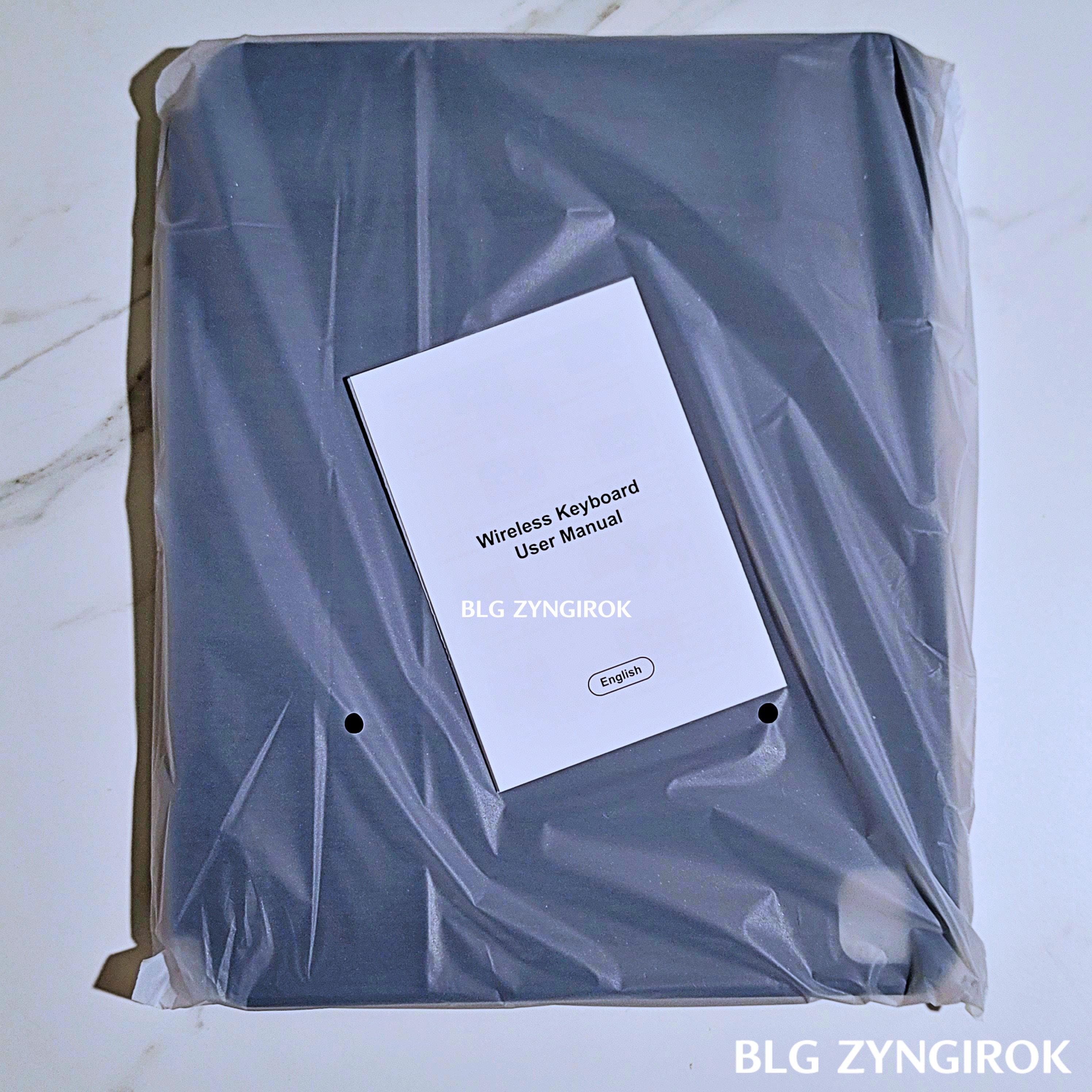 아이패드 키보드 케이스가 봉지에 싸여있는 모습이다.