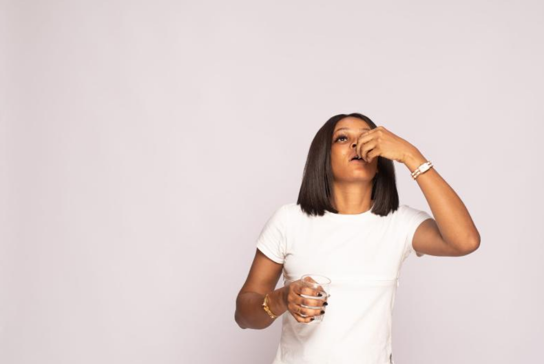 약을 복용중인 흑인 여성