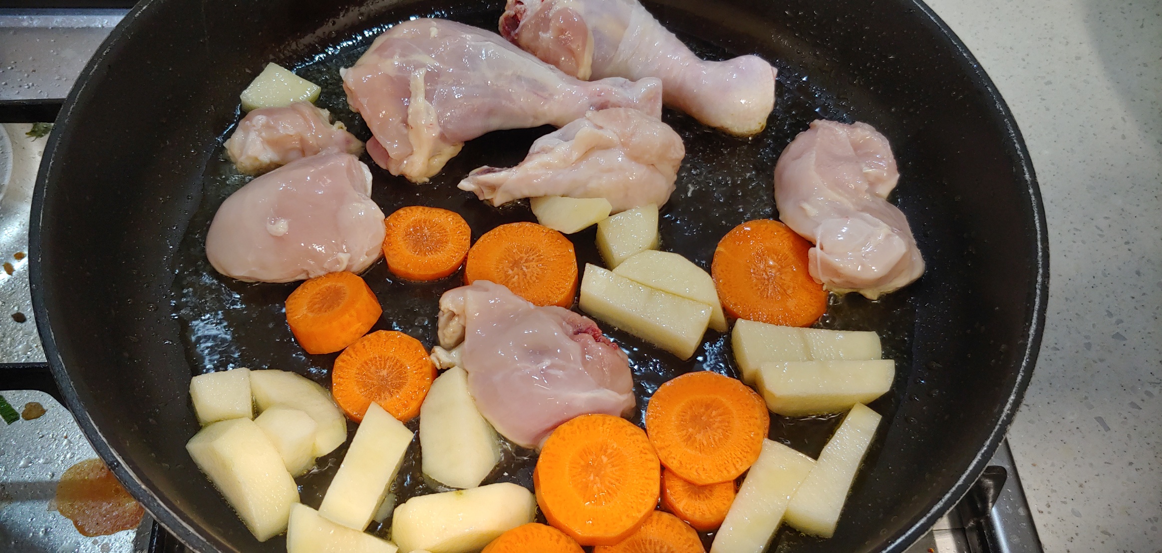 닭양이 많을테니, 다른 팬에는 감자와 당근도 같이 익혀줍니다.