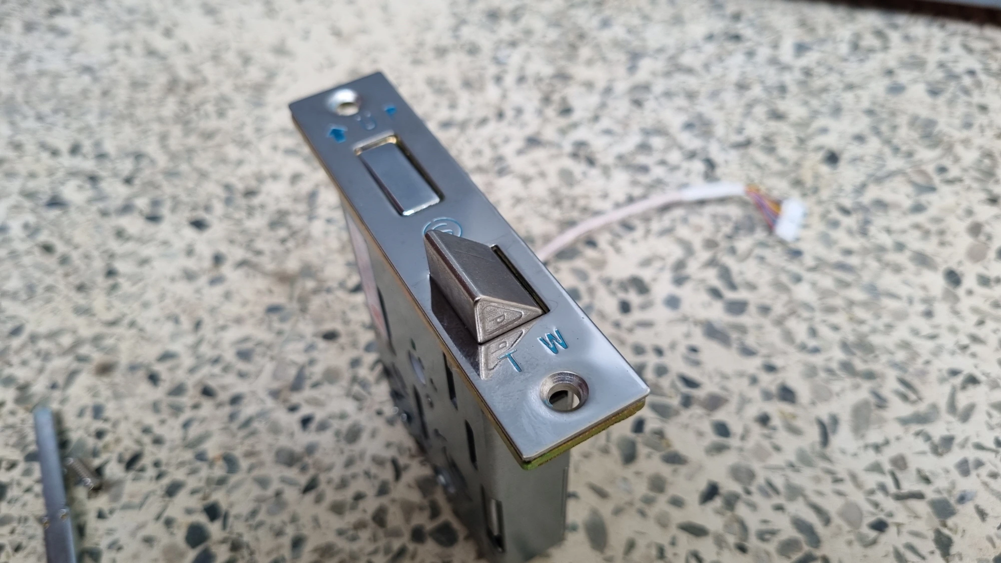 걸쇠 방향 바꾼 모습