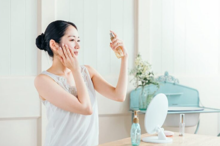 스킨 바르는 여성