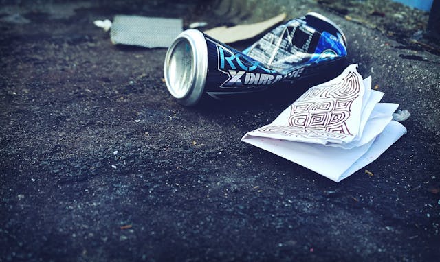 음료수-캔과-종이