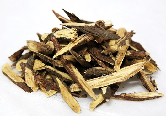 감초 추출물의 약학적 효능과 부작용 - 항염 효과부터 횡문근융해증 예방까지 알아보기