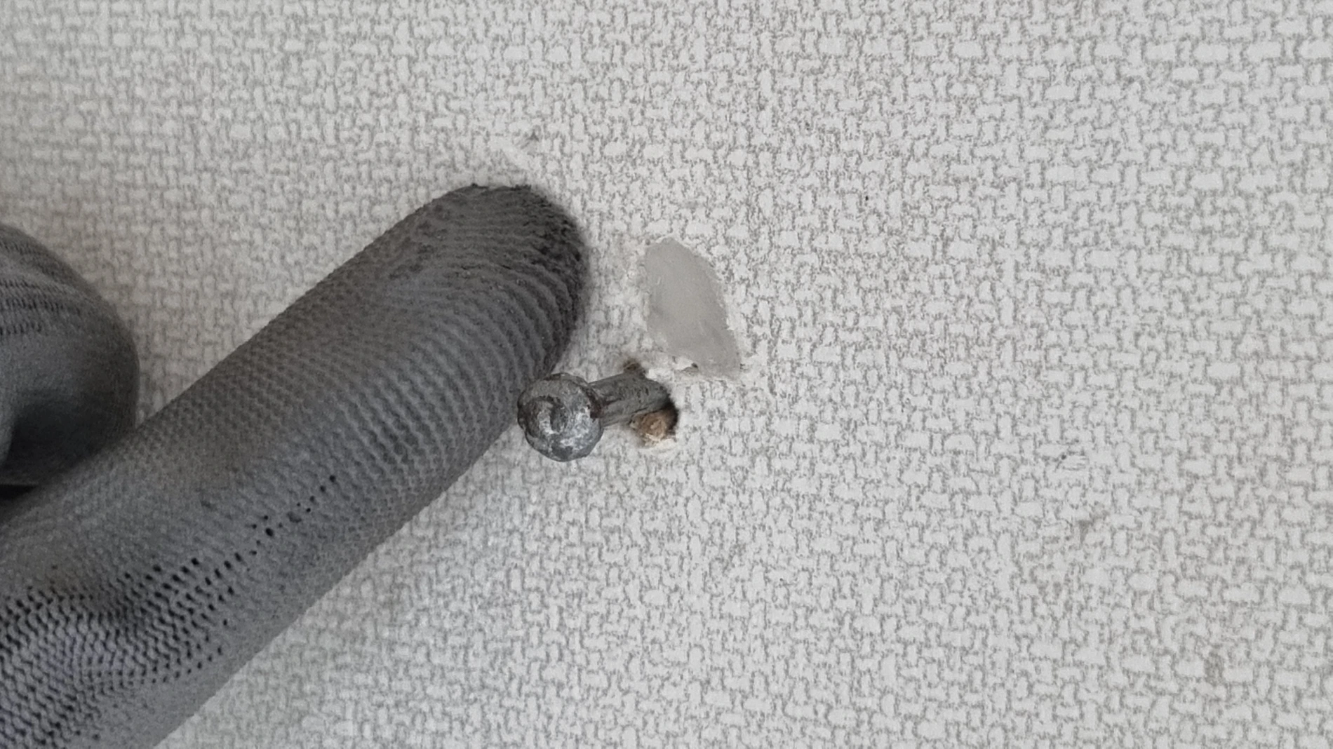 벽지 못구멍 보수 완료 모습