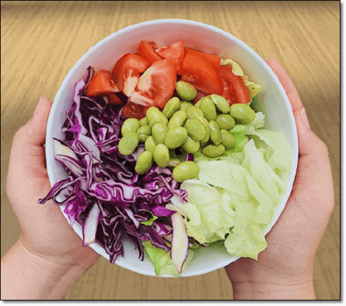 리보플라빈이 풍부한 음식을 들고 있는 여성 