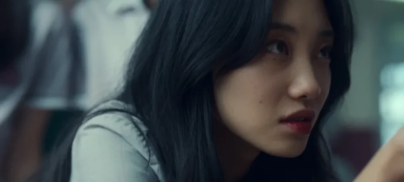 회색 교복에 긴머리를 하고 있는 드라마 무빙의 서이라 캐릭터