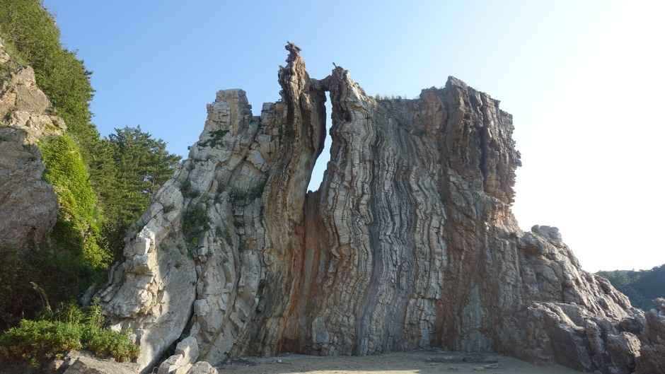 대청도의 명소 기암절벽. 자연의 압축과 비틀림이 만들어낸 독특한 주름 모양의 암석이 인상적이며, 절리와 균열이 뚜렷한 웅장한 암석지형이 장관을 이룬다.