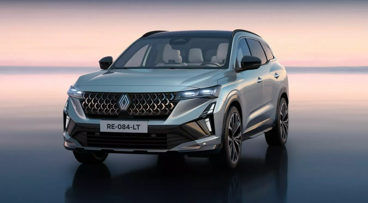 르노 에스파스 E-Tech 앞