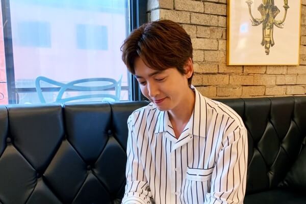 스트라이프-셔츠를-입은-정경호