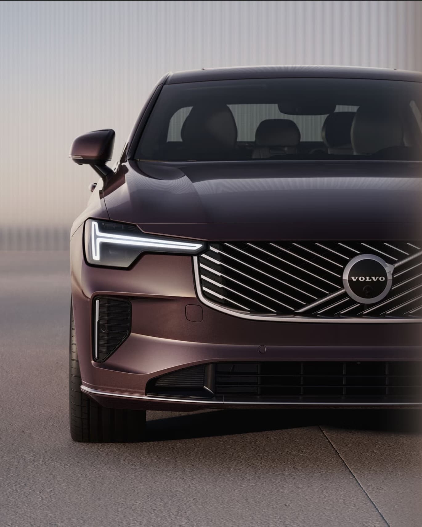 XC90 SUV와 S90 세단이 나란히 전시된 흑백 광고