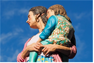 엄마동상이 아기동상을 안고있는 사진