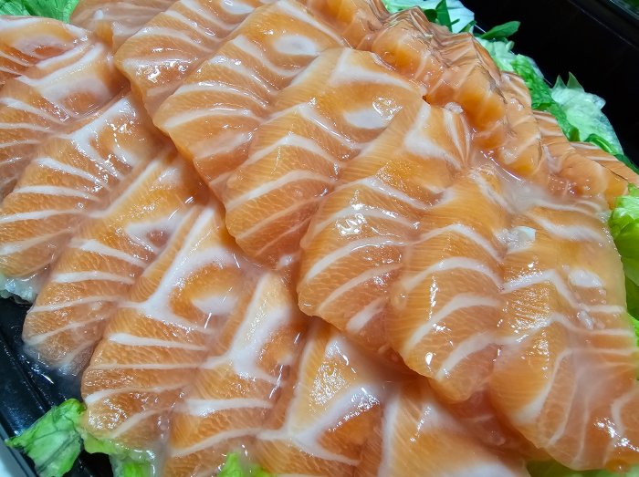 먹음직스러운 연어회