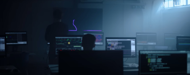 해킹을완료한멜.한남성이덩그러니앉아있다.