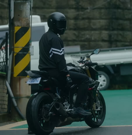 검은 헬멧을 쓴 오토바이 남자