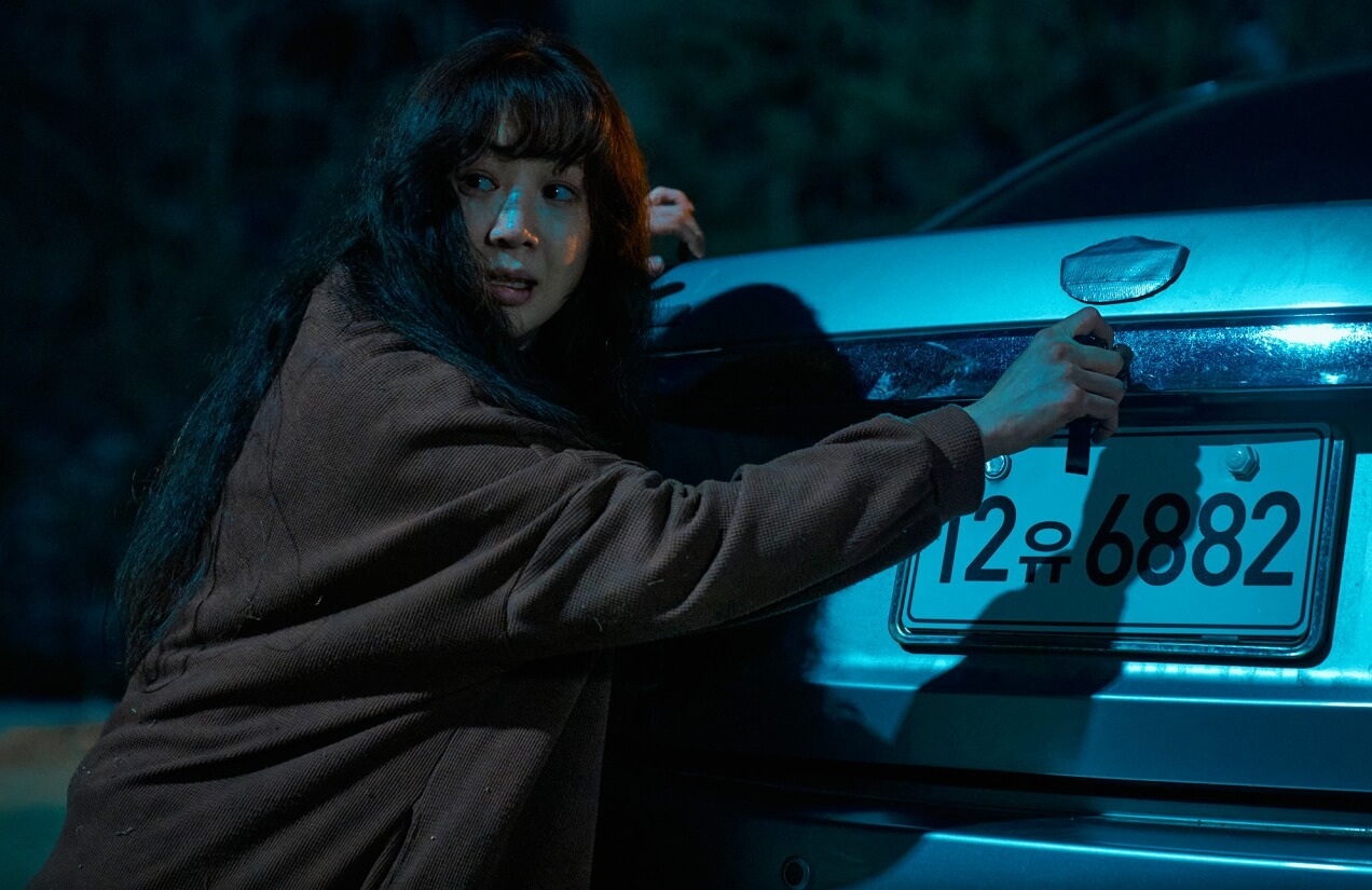 하얀 차를 탄 여자