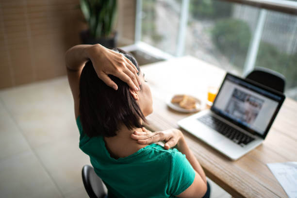 뒷목 땡김 이 있는 두통 여러가지 원인들이 있습니다. 두통이 있을 때 목 뒤가 따끔거리는 느낌이 들고 어깨 승모근이 뭉쳐져있습니다. 근육이완제와 진통제를 자주 복용하고 어깨를 마사지해도 뒷머리가 쪼개지거나 머리 전체가 터질 것 같은 두통이 계속된다면 매우 힘듭니다. 원인이 무엇인지 참고하시기 바랍니다.