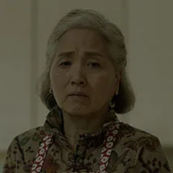 어느 실내를 배경으로 백발머리를 하고 앉아 있는 드라마 순정복서의 문정희 캐릭터