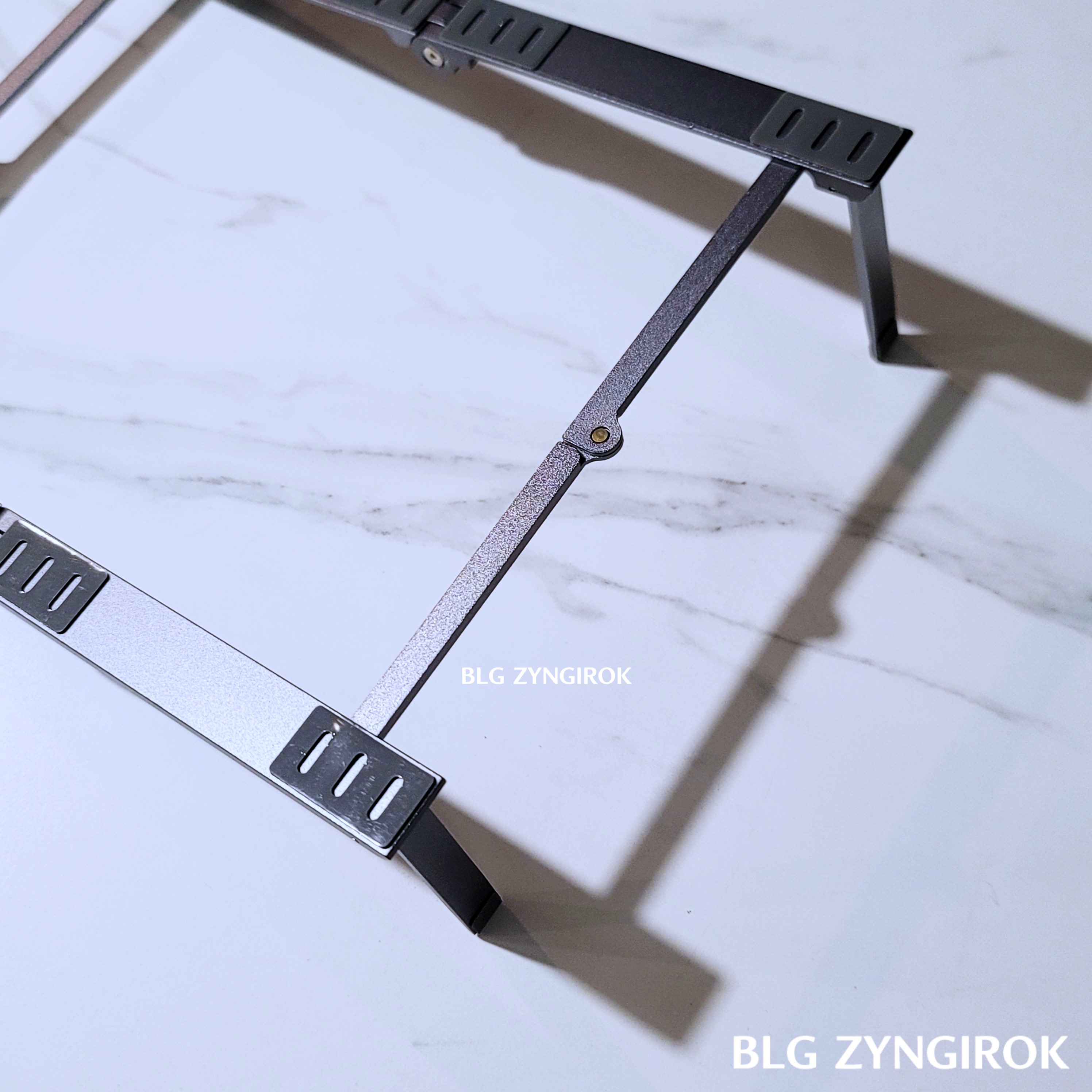 무아스 초경량 휴대용 다목적 노트북 거치대를 양쪽으로 벌리고 지지 다리를 세워 세운 모습이다.