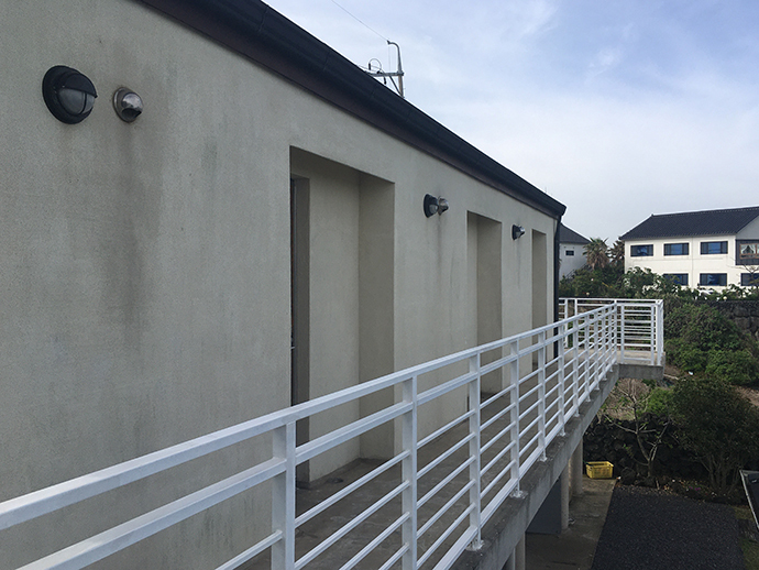 제주-소풍펜션-객실문들