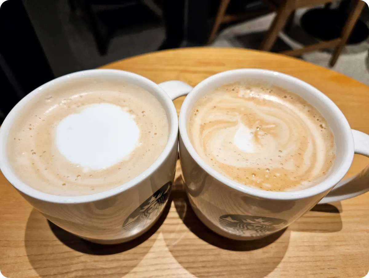 스타벅스-카페라떼-왼쪽-머크겁-오른쪽-머그컵-플랫화이트