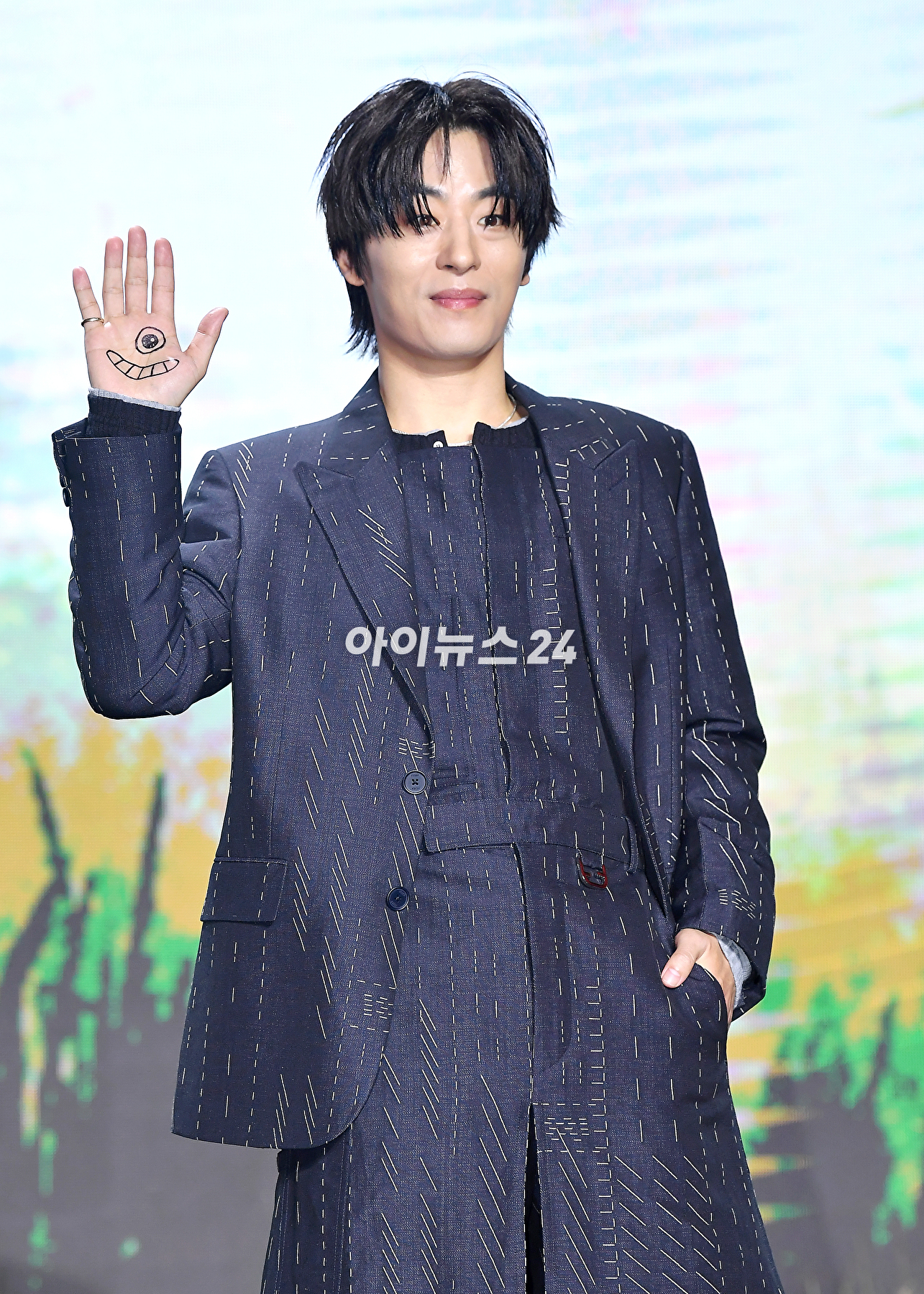 배우 구교환이 26일 오전 서울 용산구 드래곤시티 호텔에 열린 넷플릭스 &#39;기생수: 더 그레이&#39; 제작발표회에서 포토타임을 갖고 있다. [사진=곽영래 기자]