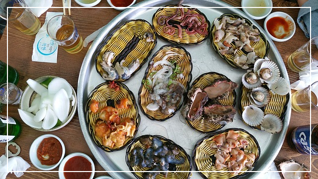 식탁 차림 사진