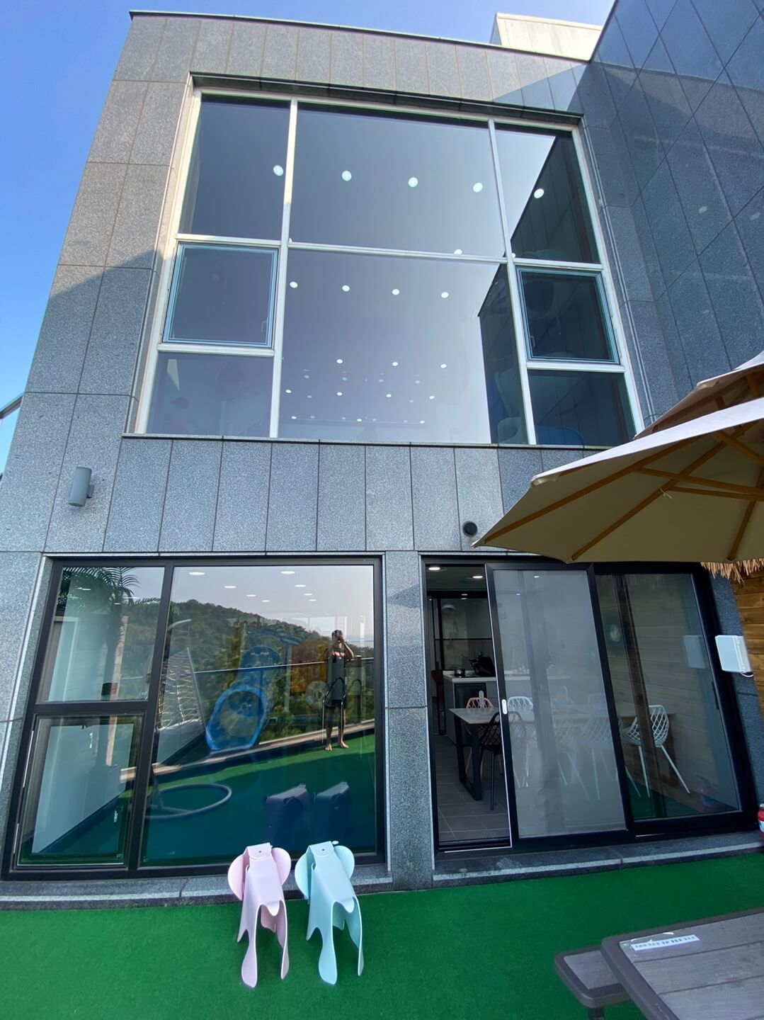 키즈비-풀빌라-테라스-이미지