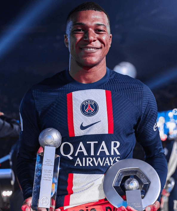 트로피를 받은 음바페