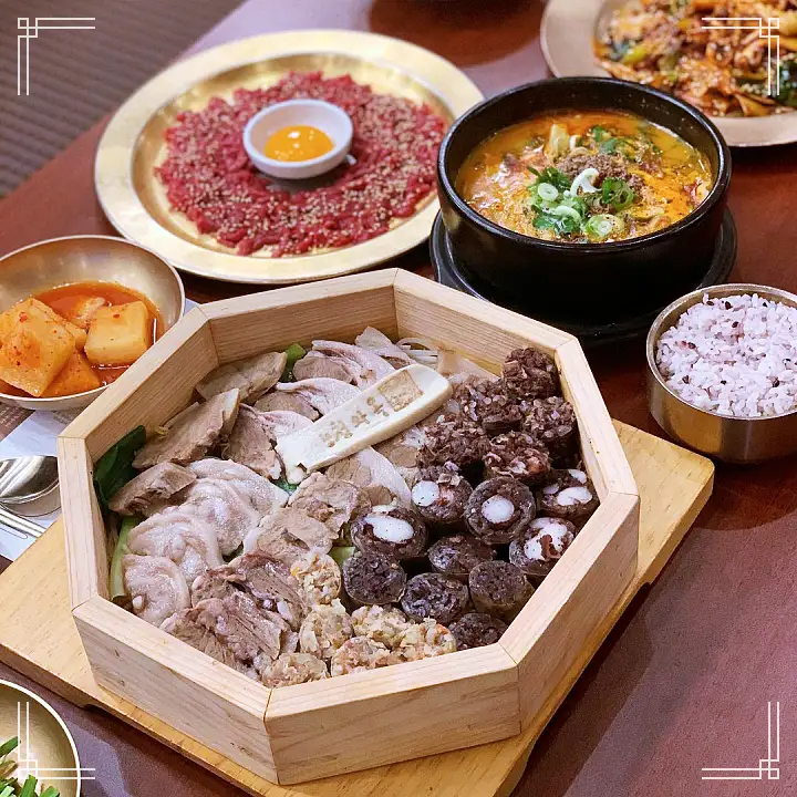 줄서는식당 50회 엄현경 유재석 단골 4가지맛 모듬 순대 수육 오징어 숯불구이 육회 송파구 잠실 방이동 순대국 맛집