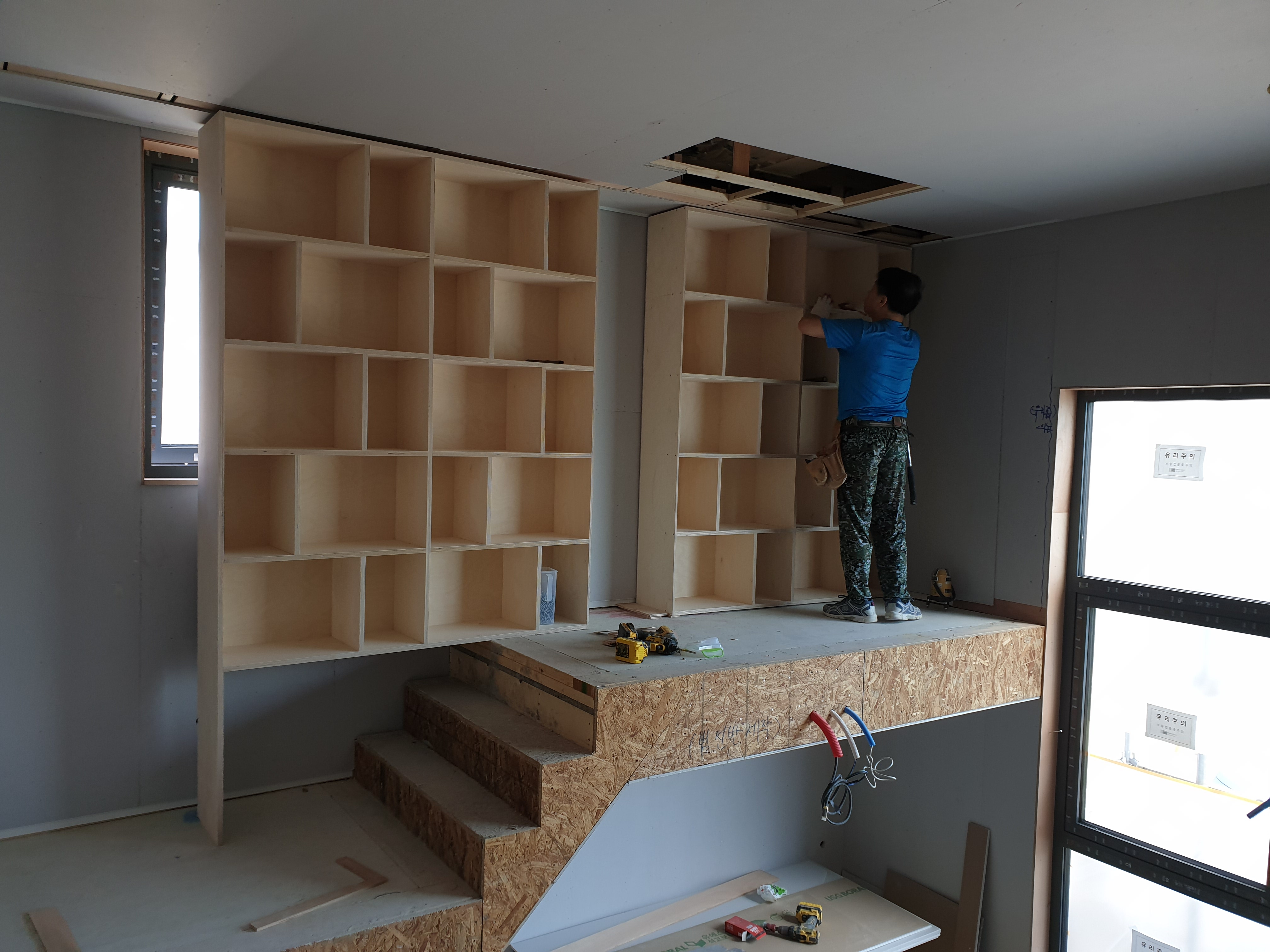 스킵플로어와 그 위 난간 공사 모습