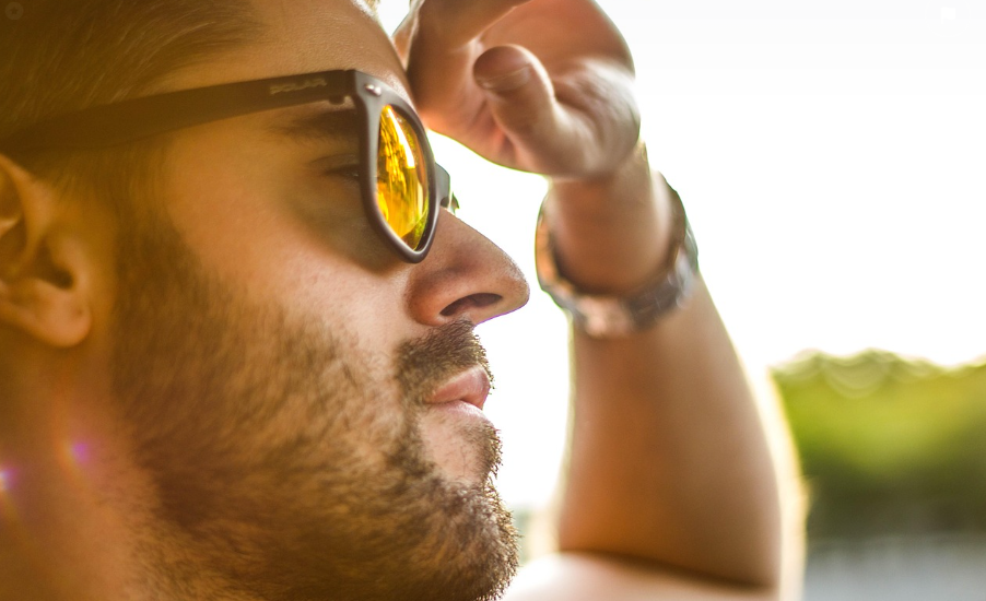 여행 떠나는 도시 남자