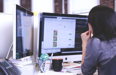 사진2- 지식인 답변으로 블로그 부업 수익화, 컴퓨터 모니터 살피는 사람