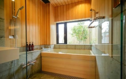 샤워실 내부 나무로 만든 욕조가 보인다